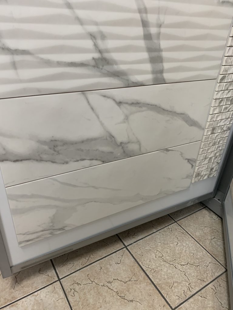 piastrelle in marmo per rivestimento bagno moderno